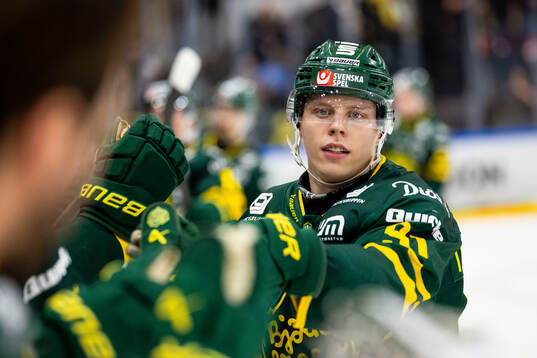 Björklövens Oscar Tellström jublar