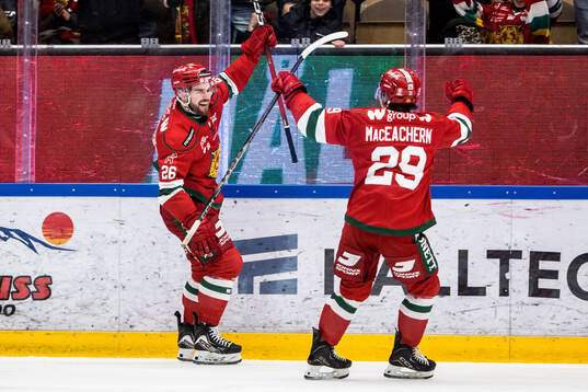 Moras Arvid Degerstedt jublar med Connor Maceachern