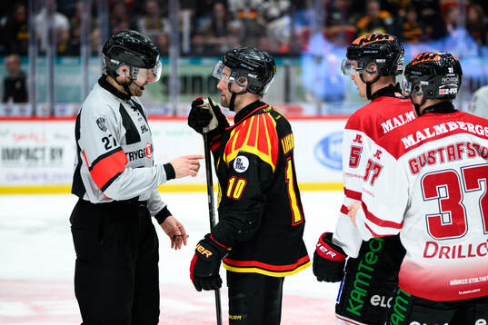 Domare Mikael Sjöqvist i samtal med Brynäs Johan Larsson