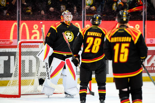 Brynäs målvakt Erik Källgren jublar