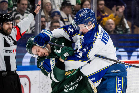 Färjestads Joel Kellman och Leksands Tinus Luc Koblar nder