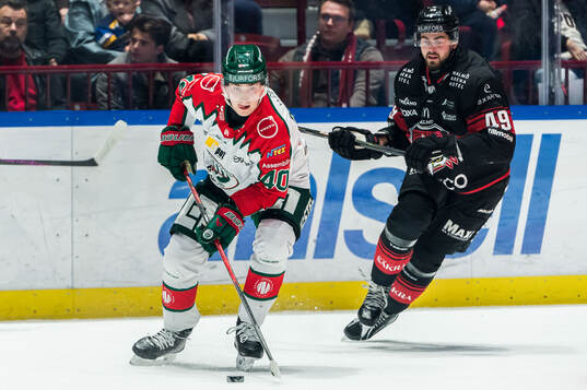 Frölundas Jacob Peterson och Malmö Redhawks Seth Barton