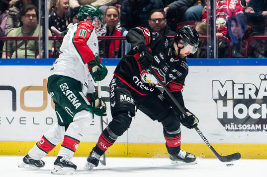 Frölundas Max Lindholm och Malmö Redhawks Johan Ivarsson