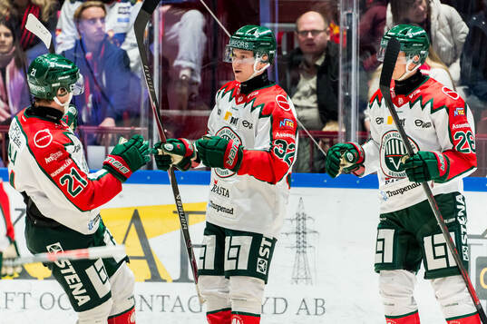 Frölundas Jere Innala, Noah Hasa och Isac Heens jublar