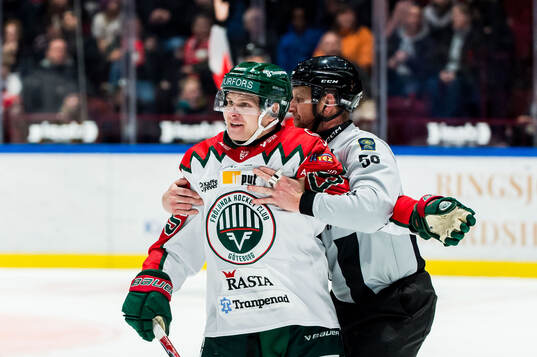 Frölundas Arttu Ruotsalainen och linjedomare Rickard