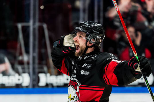 Malmö Redhawks Carl Persson jublar