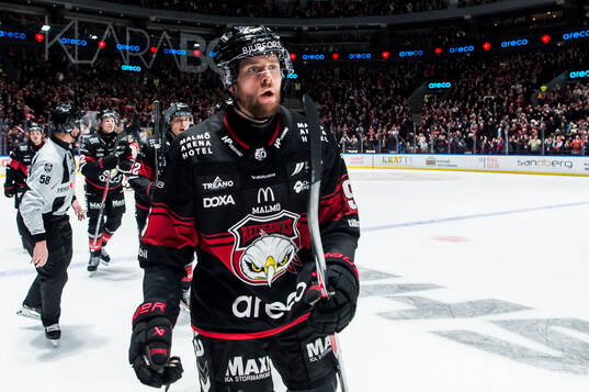 Malmö Redhawks Carl Persson jublar