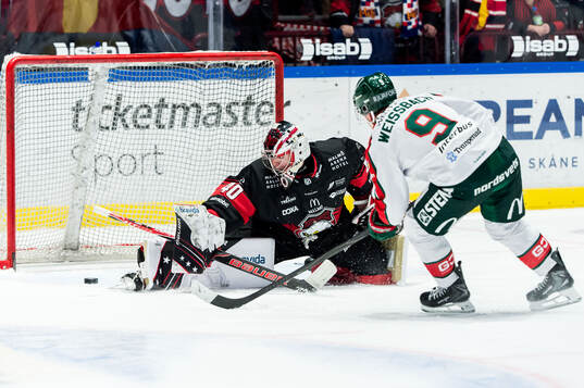 Frölundas Linus Weissbach mot Malmö Redhawks målvakt