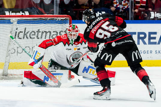 Frölundas målvakt Lars Johansson räddar straff från