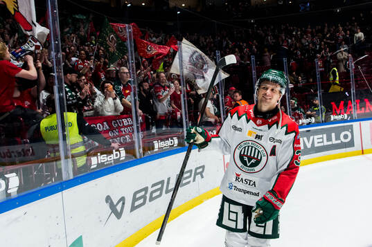 Frölundas Nicklas Lasu och supportrar jublar
