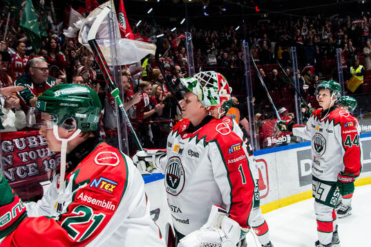 Frölundas målvakt Lars Johansson och supportrar jublar