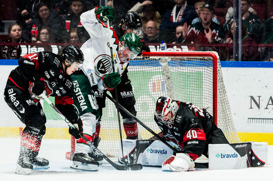 Frölundas Max Lindholm och Malmö Redhawks målvakt Oskar