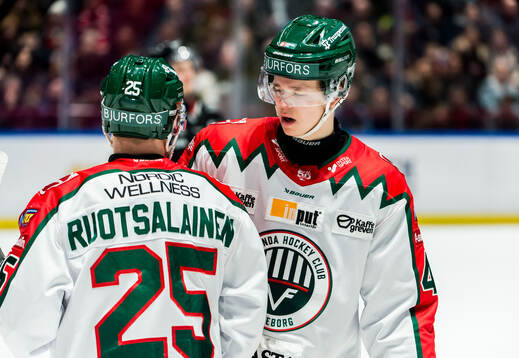 Frölundas Arttu Ruotsalainen och Noah Dower Nilsson deppar