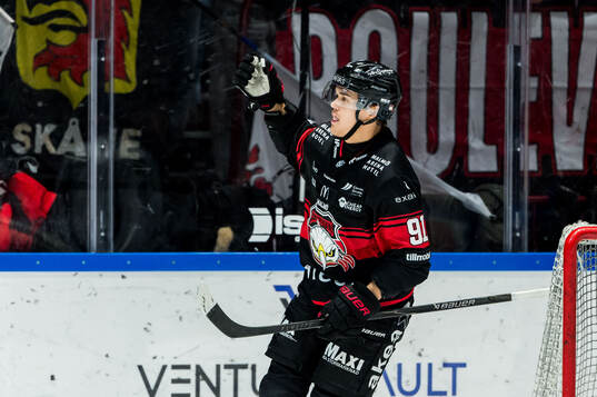 Malmö Redhawks Axel Sundberg jublar