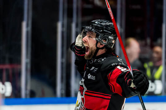 Malmö Redhawks Carl Persson jublar