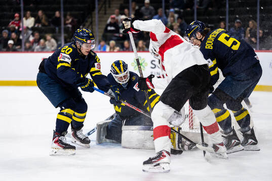 Alfons Freij, goaltender Love Härenstam and Sascha