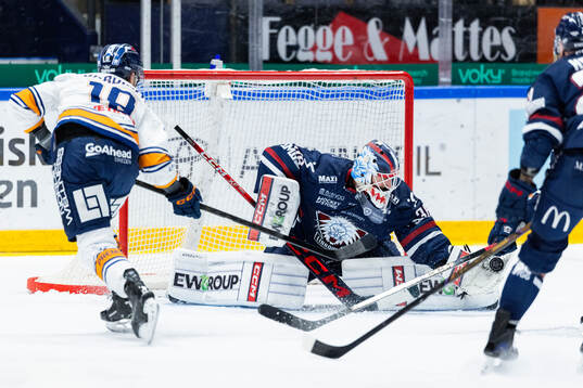 Växjös Reid Gardiner och Linköpings målvakt Waltteri