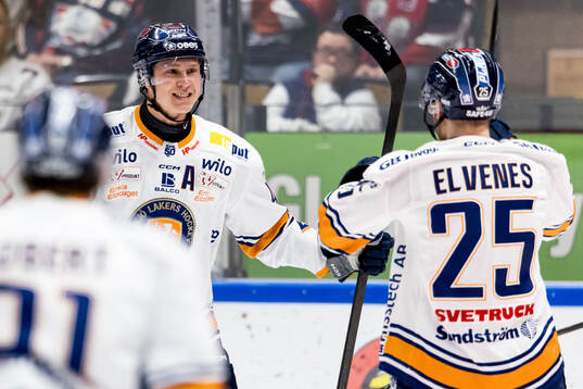 Växjös Dennis Rasmussen jublar