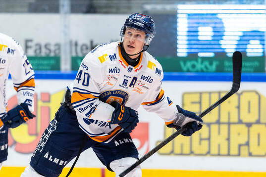 Växjös Dennis Rasmussen jublar