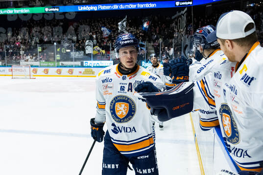 Växjös Dennis Rasmussen jublar