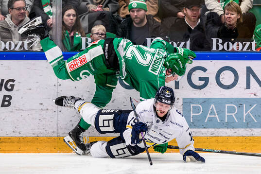 Rögles Fredrik Olofsson och HV71s Niklas Hansson