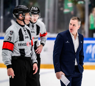 Domare Tobias Björk och Rögles tränare Dan Tangnes