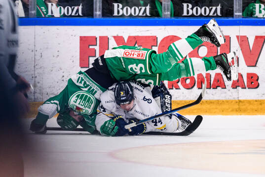 Rögles Filip Johansson  och HV71s Hugo Fransson