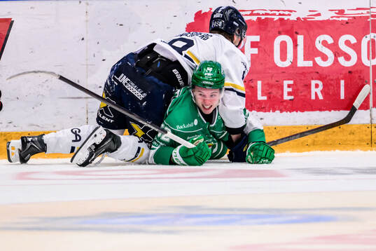 HV71s Lucas Lagerberg och Rögles Felix Nilsson