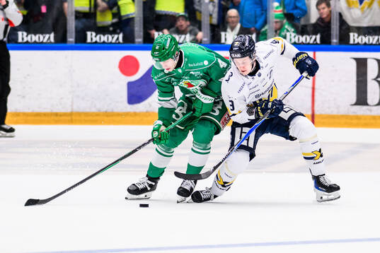 Rögles Simon Zether och HV71s Hugo Pettersson