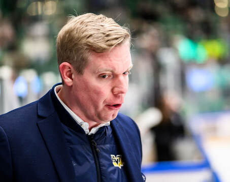 HV71s tränare Anton Blomqvist reagerar