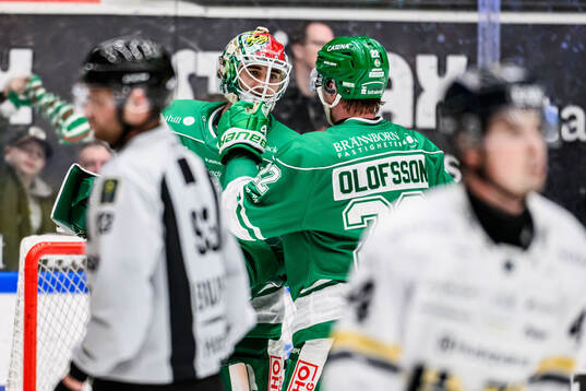 Rögles målvakt Arvid Holm jublar