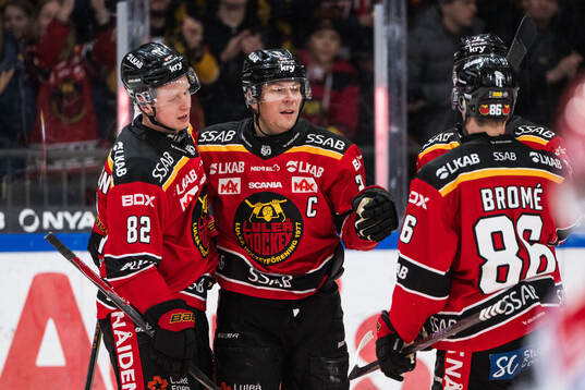 Luleås Erik Gustafsson jublar med Otto Leskinen
