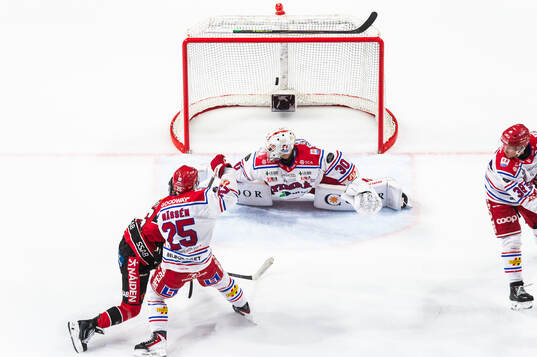 Luleås Isac Hedqvist gör 3-1 på Timrås målvakt Jacob