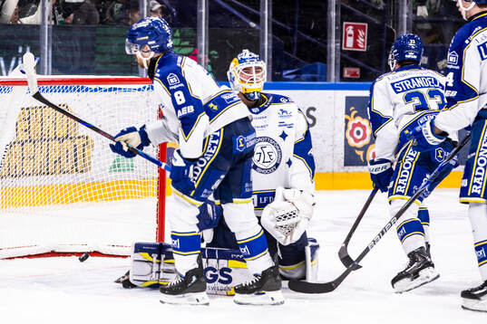 Leksands målvakt Marcus Gidlöf deppar