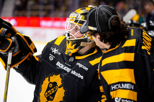 Skellefteås målvakt Jani Lampinen och målvakt Strauss