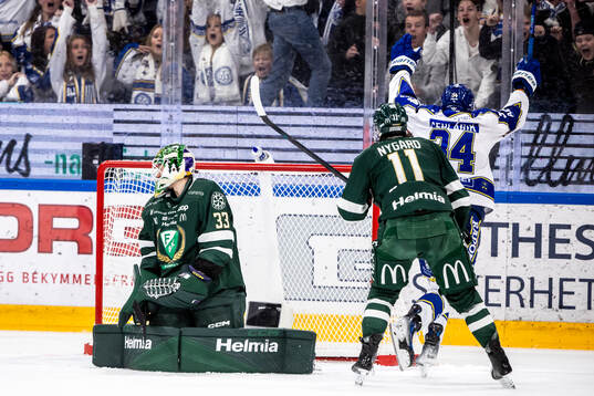 Färjestads målvakt Emil Larmi deppar