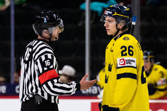 Referee Adam Tobias and Jack Berglund of Sweden