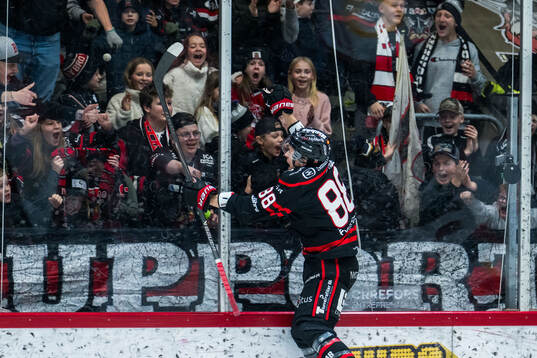 Nybros Tim Lindfors jublar