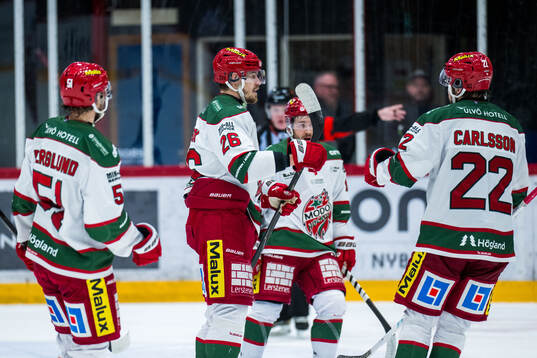 Modos Emil Larsson jublar