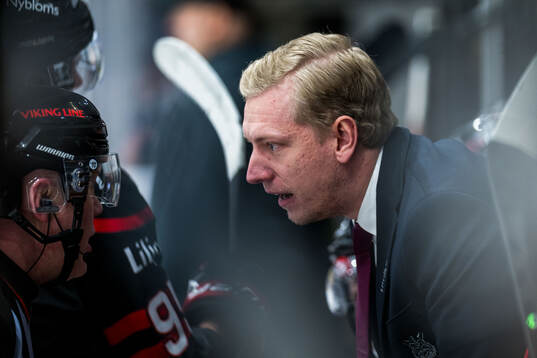 Domare Anders Sandahl och Nybros huvudtränare Hampus