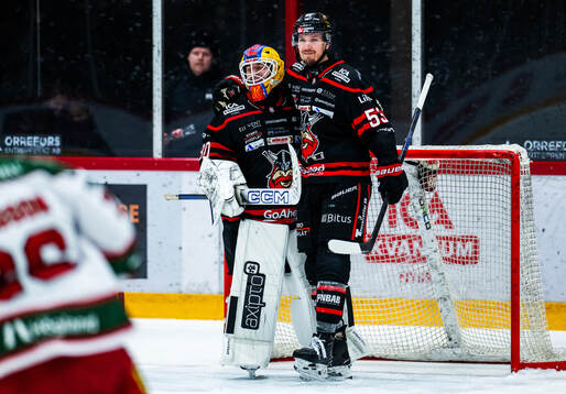 Nybros målvakt Hugo Hävelid och Jesper Mångs jublar