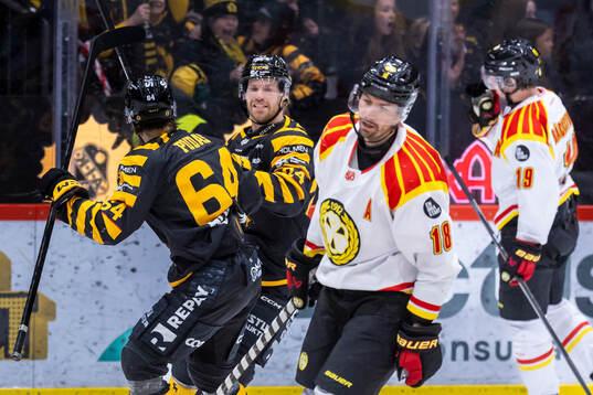 Skellefteås Jonathan Pudas och Oscar Lindberg jublar bakom
