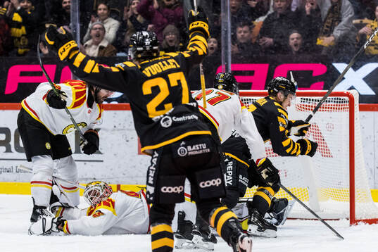 Brynäs målvakt Damian Clara släpper in 2-1 av