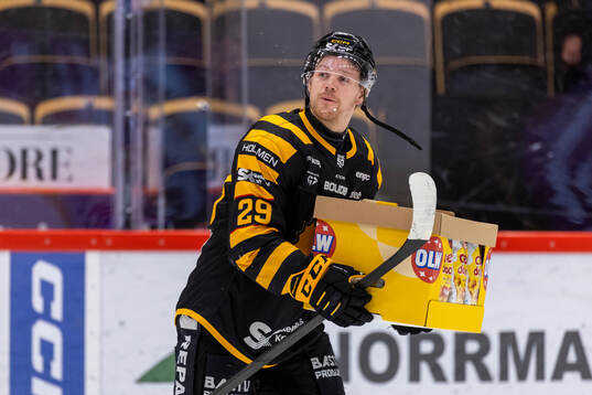 Skellefteås Mikkel Aagaard tilldelas priset som Matchens