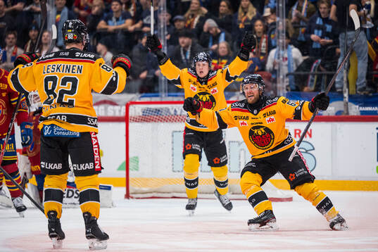 Luleås Otto Leskinen jublar med Linus Omark