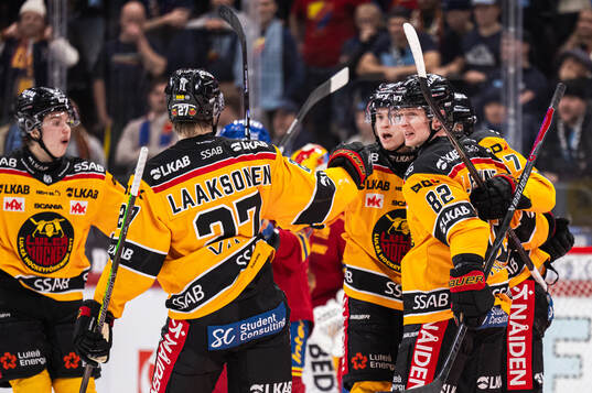 Luleås Otto Leskinen jublar med lagkamrater