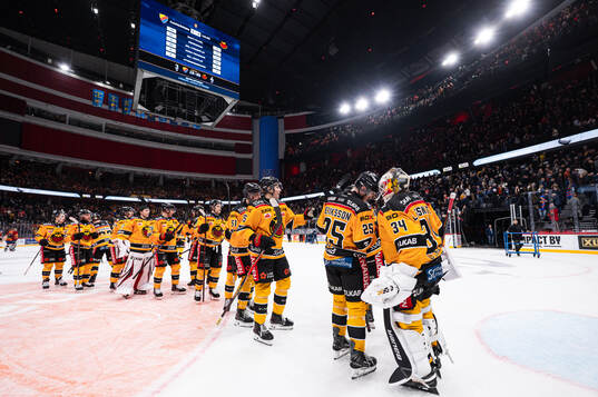 Luleås spelare jublar med målvakt Joel Lassinantti