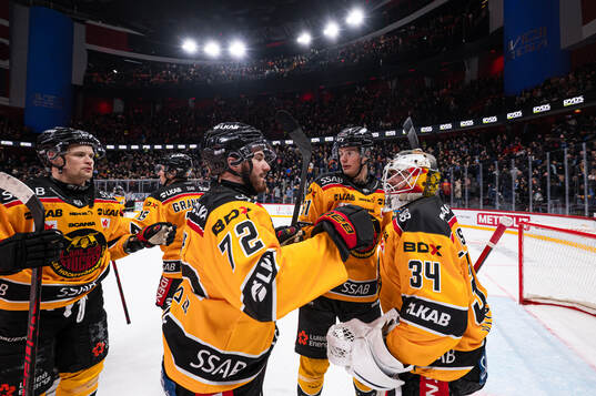 Luleås Ben Tardif och Markus Nurmi jublar med målvakt