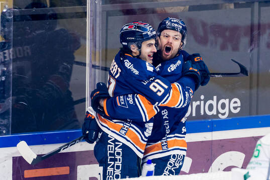 Växjös Felix Robert och Lucas Elvenes jublar