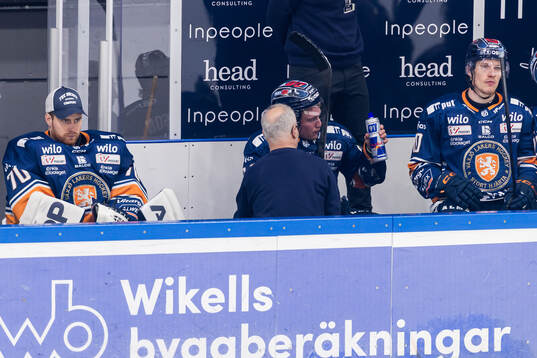 Växjös Karl Henriksson har ont och får vård
